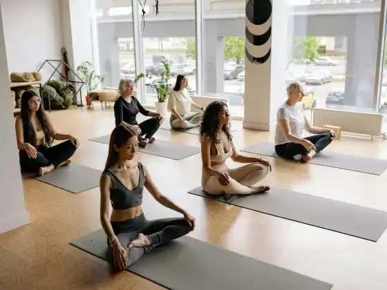 Séquence de yoga au lever du soleil
