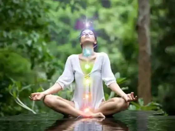 अपने हृदय और तृतीय नेत्र चक्र को खोलें और विस्तृत करें